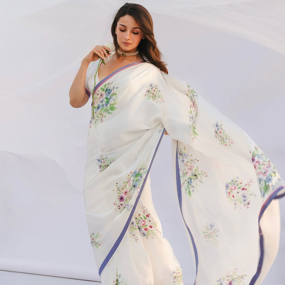 హిందీలో ఎన్నో చిత్రాల్లో నటించిన మెప్పించింది అలియా భట్. గంగూబాయి కతియవాడి సినిమాలో తన నటనకు ఏకంగా జాతీయ అవార్డ్ అందుకుంది. అలాగే డైరెక్టర్ రాజమౌళి తెరకెక్కించిన ఆర్ఆర్ఆర్ సినిమాతో దక్షిణాది సినీప్రియులను అలరించింది. 