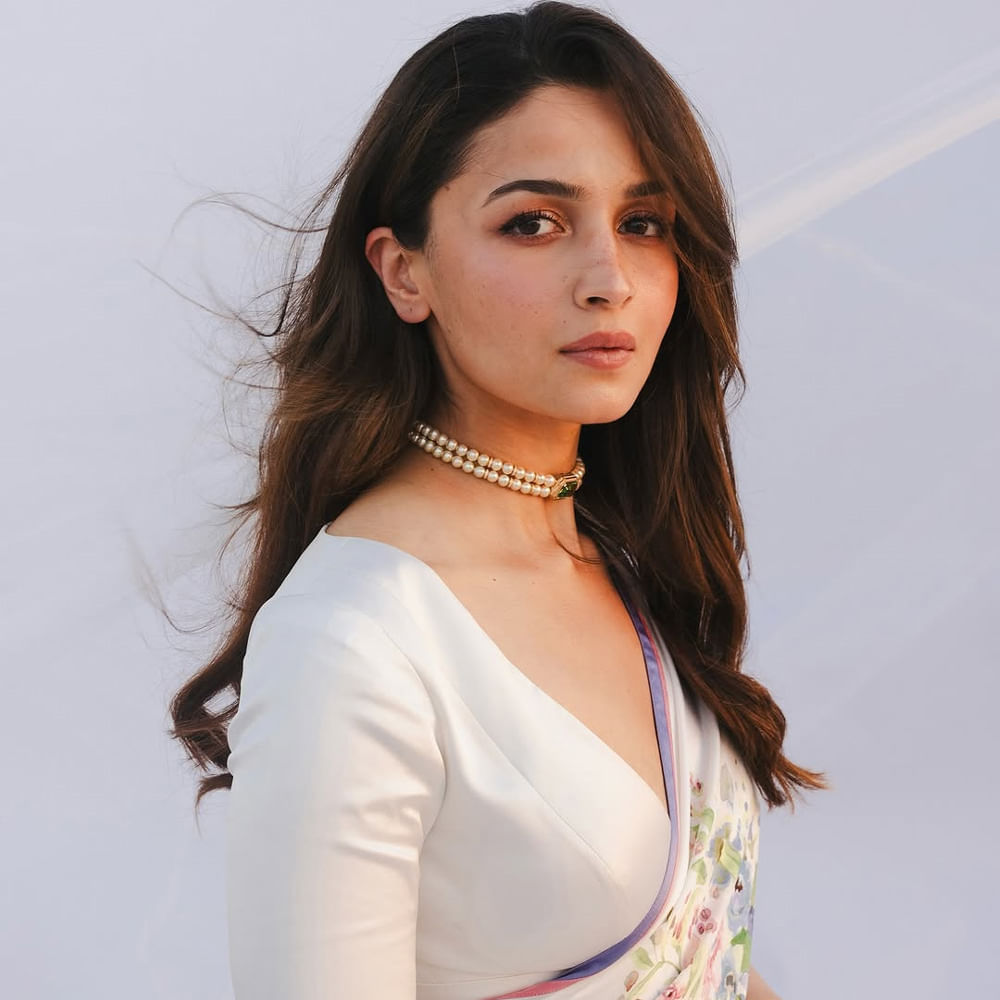 కేవలం సినిమాలు మాత్రమే కాకుండా  ఎండార్స్‌మెంట్‌లు, బిజినెస్ వెంచర్‌ల ద్వారా సంపాదిస్తుంది. అటు వ్యాపారరంగంలోనూ దూసుకుపోతుంది. చిన్న పిల్లల దుస్తులు బ్రాండ్ ఎడ్ ఎ మమ్మను 2020లో స్థాపించింది. 