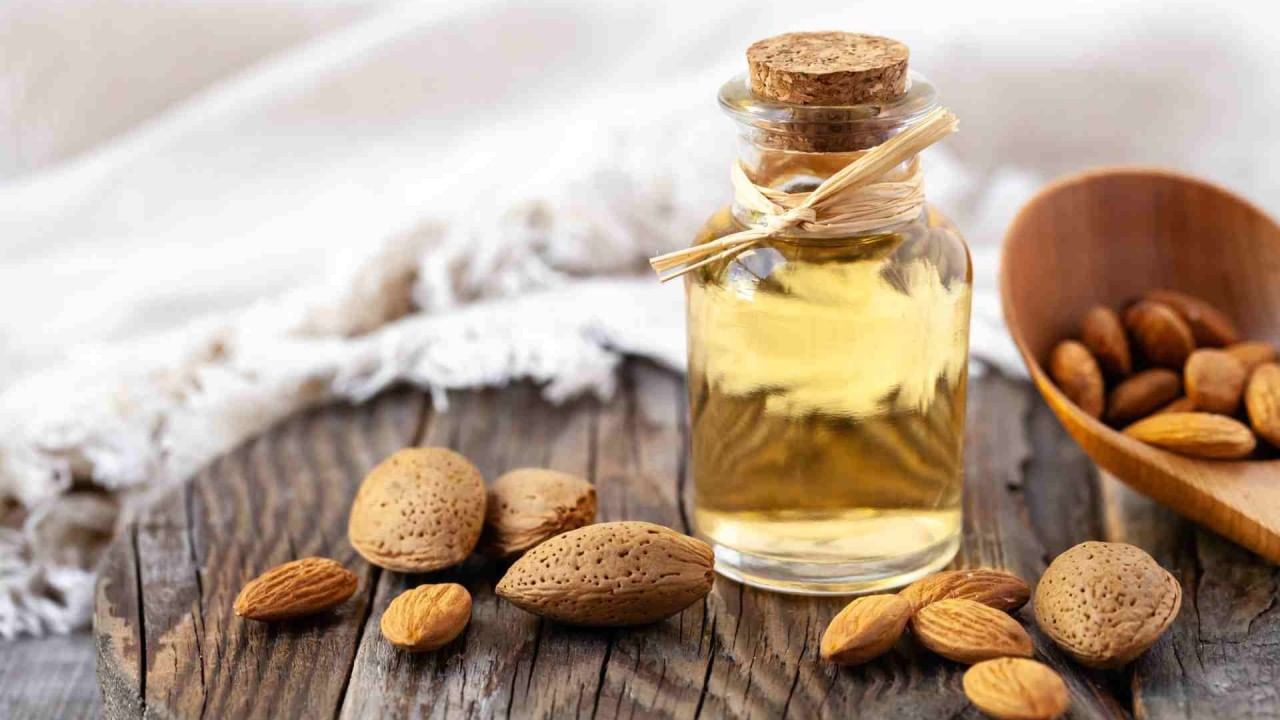 Almond Oil: బాదం నూనెను సరిగ్గా ఇలా వాడితే.. చెప్పలేనన్ని ఉపయోగాలు..