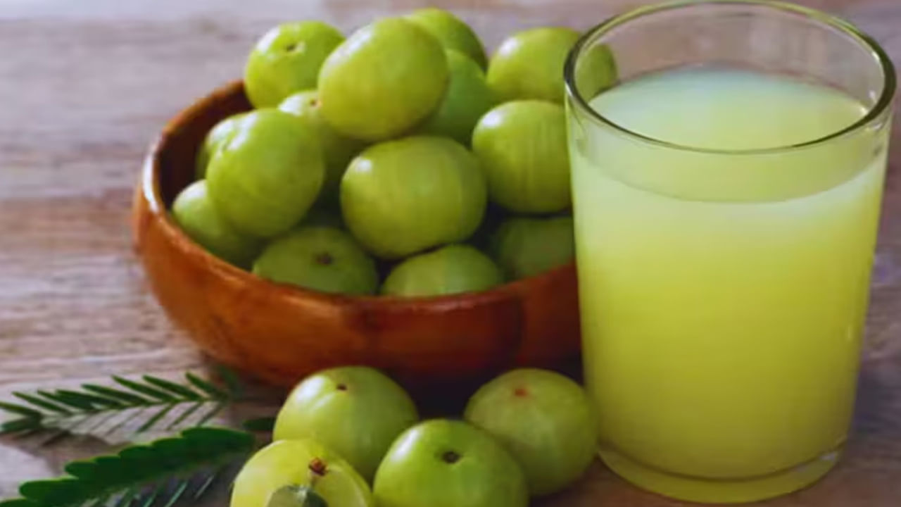 జీర్ణ సమస్యలు ఉన్నవారు: మీకు జీర్ణ సమస్యలు ఉంటే, మీరు ఉసిరి రసం తాగకూడదు. ఉసిరికాయలో అధిక ఫైబర్ కంటెంట్ ఉన్నందున, దాని ఆమ్లత్వం జీర్ణవ్యవస్థను చికాకుపెడుతుంది. ఇది యాసిడ్ రిఫ్లక్స్ లేదా గుండెల్లో మంటకు కారణం కావచ్చు.