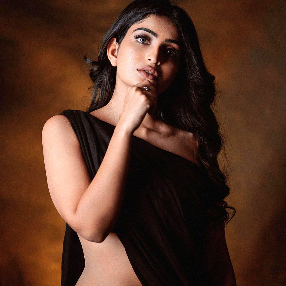 తొలి సినిమాతోనే నటన పరంగా మంచి మార్కులు కొట్టేసింది. ఆతర్వాత వరుసగా ఆఫర్స్ అందుకుంది. ఈ క్రమంలోనే పవర్ స్టార్ పవన్ కళ్యాణ్ నటించిన వకీల్ సాబ్ సినిమాలో కీలక పాత్రలో కనిపించి మెప్పించింది. ఈ సినిమా తర్వాత అనన్య క్రేజ్ పెరిగిపోయింది. 