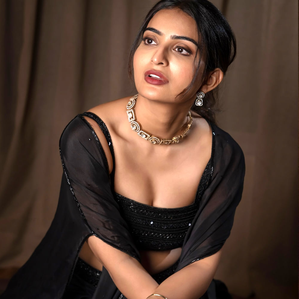 దాంతో అనన్యకు వరుసగా ఆఫర్స్ వస్తున్నాయి. ప్రస్తుతం ఈ అమ్మడు చేతినిండా సినిమాలతో యమా బిజీగా మారిపోయింది. అయితే అనన్య బ్యాక్ టు బ్యాక్ సినిమాలు చేస్తుంది కానీ ఆ సినిమా ఆశించిన స్థాయిలో ఆకట్టుకోవడం లేదు. 