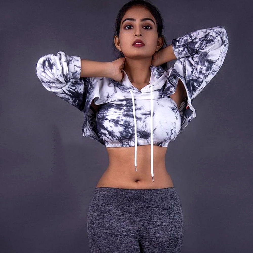 సరైన సినిమా పడితే ఈ అమ్మడు ఇండస్ట్రీలో దూసుకుపోవడం ఖాయం. ఇక సోషల్ మీడియాలో ఈ చిన్నది గ్లామర్ గేట్లు ఎత్తేస్తుంది. అభినయంతో పాటు అందంలోనూ తగ్గేదే లే అంటుంది ఈ చిన్నది. మరి అనన్యకు ఫ్యాన్స్ కోరుకుంటున్నట్టుగా బడా సినిమా ఆఫర్స్ వస్తాయేమో చూడాలి. 