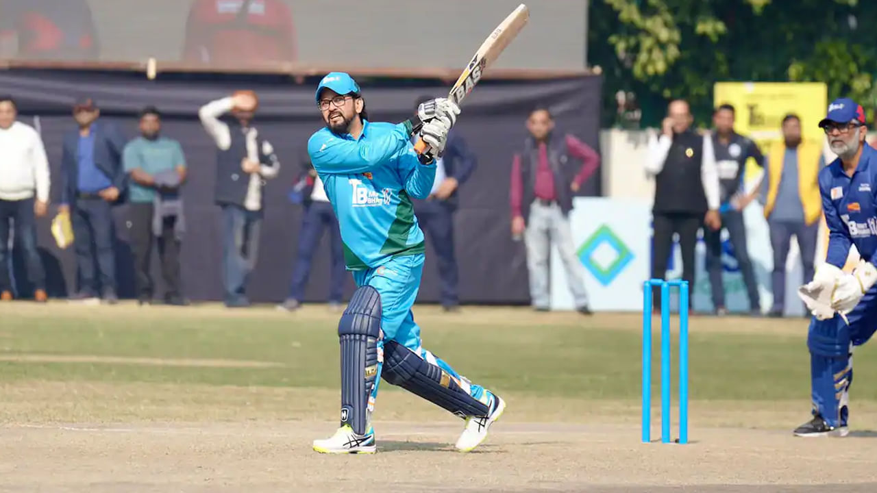 దంచికొట్టిన మాజీ కేంద్రమంత్రి.. పాలిటిక్స్లోకి కాకుండా క్రికెట్లోకి వస్తే కథ వేరే ఉండు..