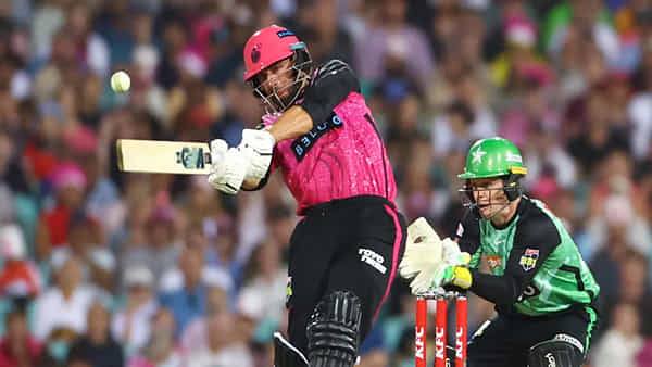 ఒకే ఓవర్లో 4,4,4,4,4,4.. వామ్మో ఇలా ఉన్నావ్ ఏంది సామీ..!