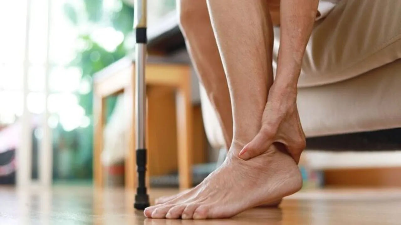 నేటికాలంలో ఆరోగ్యంగా ఉండడమంటే నిజంగా సవాలే. అందులోనూ ఆరోగ్యాన్ని కాపాడుకోవడంతోపాటు ఎముకలు దృఢంగా ఉండేందుకు ఆహారంలో రకరకాల మార్పులు చేసుకోవడం చాలా అవసరం. లేదంటే ఎముకల ఆరోగ్యం, దృఢత్వం దెబ్బతింటుంది. కాబట్టి మన మొత్తం ఆరోగ్యాన్ని కాపాడుకోవడానికి మనం పోషకాలు అధికంగా ఉండే ఆహారాన్ని తీసుకోవాలి. 