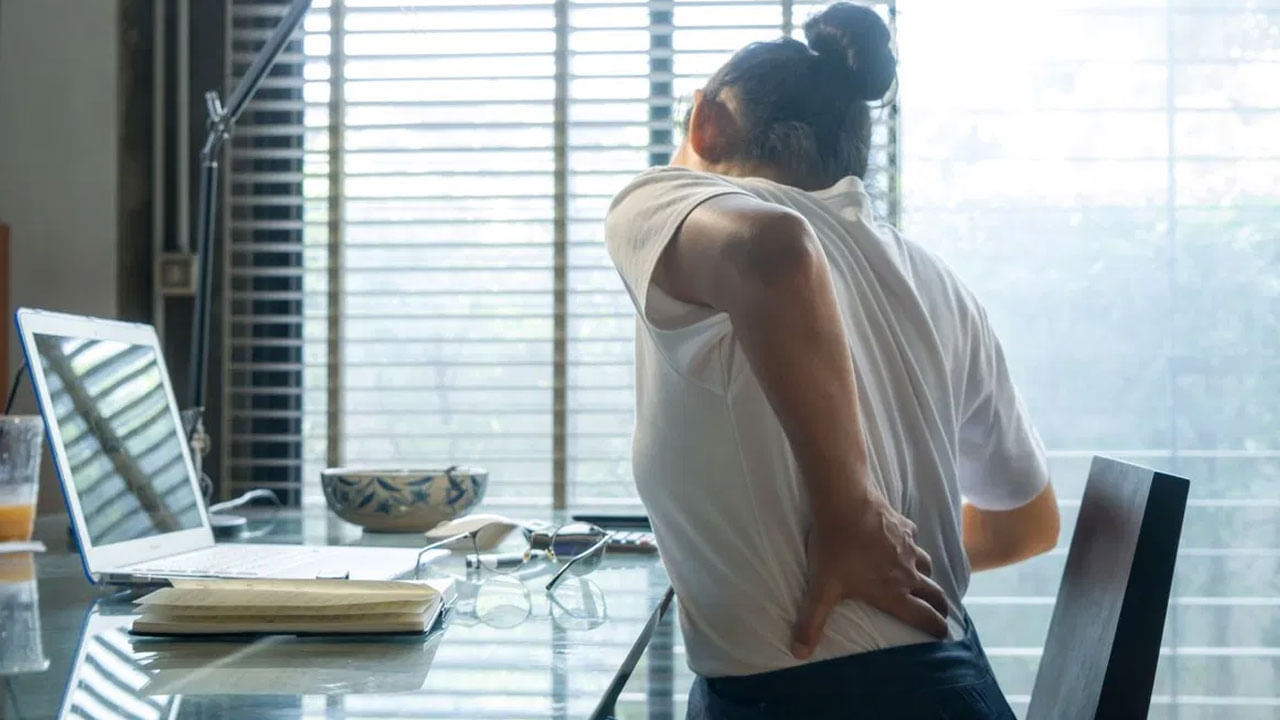 ఎముకల నొప్పి, మెడ నొప్పి, నడుమునొప్పి ఎముకలు, కండరాలలో పగుళ్లు వంటివి కూడా కాల్షియం లోపానికి సంకేతాలు. అంతేకాకుండా బోన్స్ పేలుసుగా మారడం, చిన్న దెబ్బ తగిలిన తీవ్రంగా గాయపడటం వంటి లక్షణాలు కనిపిస్తాయి. కాల్షియం అధికంగా లభించే ఆహారాలు ముఖ్యంగా నువ్వులు, అవిసి కూర కరివేపాకు రాగులు, ఉలవలు, సాల్మన్ చేపలు, వైట్ బీన్స్, బ్రోకలీ పాలు, ఆకుకూరలు ఆహారంలో భాగంగా తీసుకోవడం వల్ల క్రమంగా ఈ సమస్యను అధిగమించవచ్చు దీంతోపాటు ఎముకల సాంద్రతను బలోపేతం చేసేందుకు అవసరమైన వ్యాయామాలు చేయాలంటున్నారు వైద్యనిపుణులు.