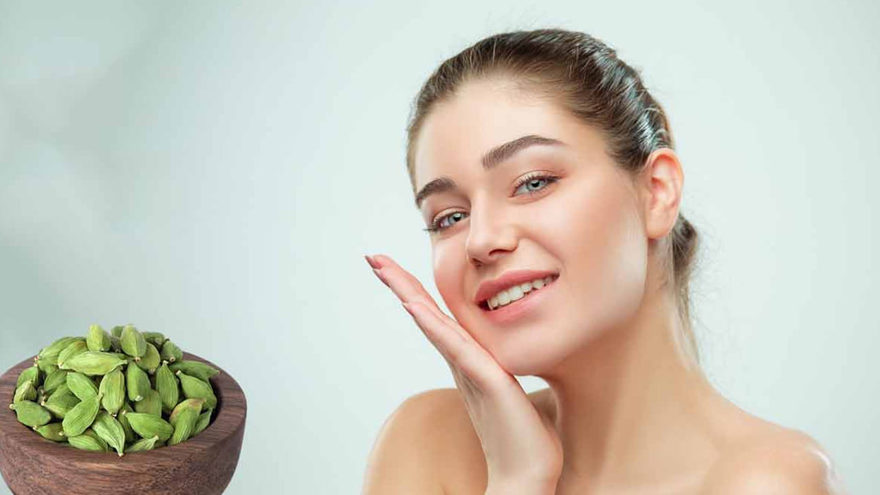 యాలకులతో శరీరంలోని టాక్సిన్స్‌ తొలగిస్తాయి. నోటి దుర్వాసన కూడా దూరం చేసుకోవచ్చు. అధిక ఒత్తిడి, ఆందోళనను తగ్గించడంలో కూడా యాలకులు అద్భుతం సహాయపడుతుంది. రక్తపోటును నియంత్రించడంలో యాలకులు బెస్ట్‌ రెమిడీ అంటున్నారు ఆరోగ్య నిపుణులు. 