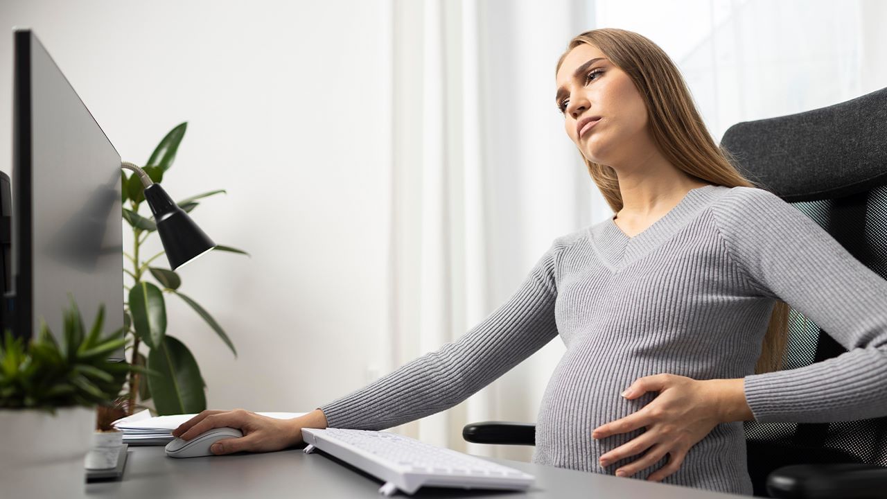 ముందుగా నొప్పి వచ్చినప్పుడు ఇంటి చిట్కాలు ట్రై చేయండి. వీటి నుంచి ఉపశమనం పొందకపోతే మాత్రం ఆస్పత్రికి వెళ్లడం మంచిది. ఇలా గుండెల్లో మంటగా వచ్చినప్పుడు గోరు వెచ్చని నీళ్లు ఆరారగా తాగుతూ ఉండండి.
