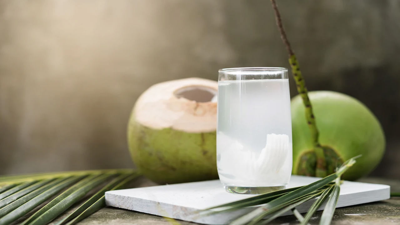 కొబ్బరి నీటిలో ఎలక్ట్రోలైట్లు ఉంటాయి. వీటి కారణంగా శరీరం ఫ్రెష్‌గా ఉంటుంది. ఇన్ ఫెక్షన్‌లతో బాధ పడుతున్న వారు ఈ నీల్లు తాగడం మంచిది. అలాగే బీపీ, షుగర్, గుండె జబ్బులు కంట్రోల్‌లో ఉంటాయి.