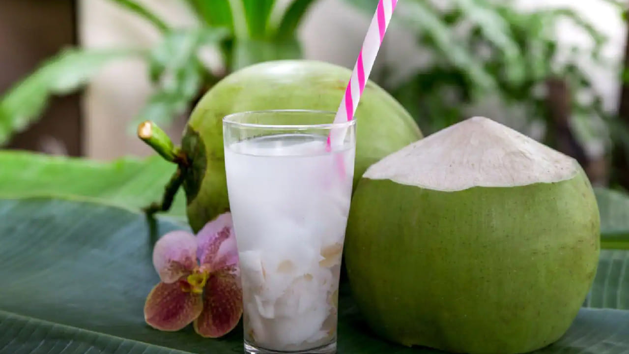 అధిక రక్తపోటుతో బాధపడేవారు రోజూ కొబ్బరి నీళ్లు తాగాలి. ఎందుకంటే ఇది రక్తంలో కొలెస్ట్రాల్‌ను తగ్గిస్తుంది. ఆపై కొవ్వు తగ్గడం వల్ల బిపి క్రమంగా సాధారణ స్థితికి వస్తుంది. అంతేకాదు..కొబ్బరి నీరు చెడు కొలెస్ట్రాల్‌ను తగ్గించి, మంచి కొలెస్ట్రాల్‌ను పెంచుతుంది. తద్వారా గుండె ఆరోగ్యాన్ని మెరుగుపరుస్తుంది. 