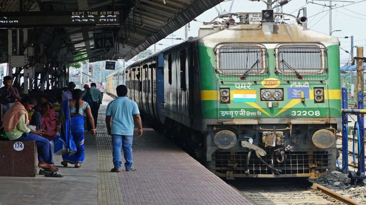 Train Tickets: రైలు టికెట్‌పై పేరు, బుకింగ్ తేదీలు మార్చుకోవాలా..? అయితే ఇలా చేయండి.