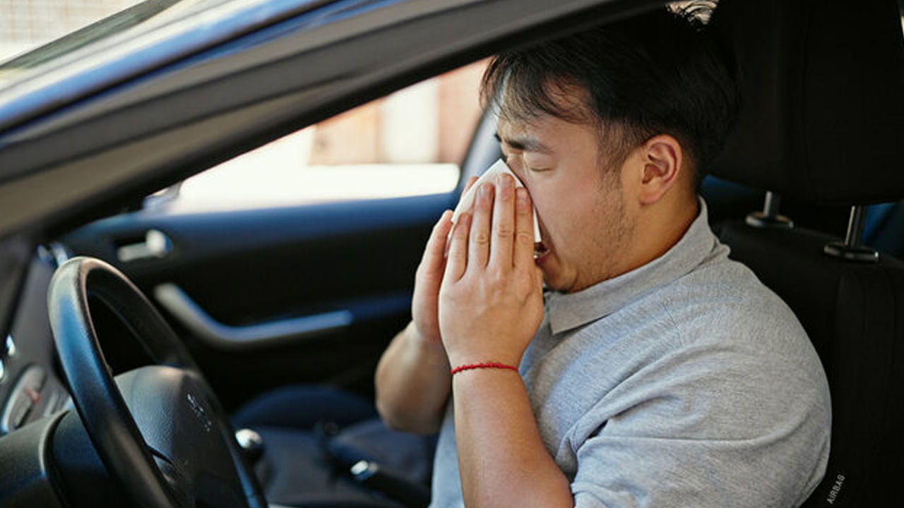 ప్రయాణంలో మొబైల్ ఫోన్, ల్యాప్టాప్ వంటివి ఉపయోగించకూడదు. ప్రయాణంలో చదవడం కూడా మంచిది కాదు. వికారం అనిపిస్తే, స్వచ్ఛమైన గాలిని పీల్చుకోవడానికి కారు కిటికీలను తెరవచ్చు. పాటలు వినడం ద్వారా మీరు మీ మనస్సును నియంత్రించవచ్చు. లేకపోతే కారులో ఇతరులతో మాట్లాడడానికి ప్రయత్నించాలి.