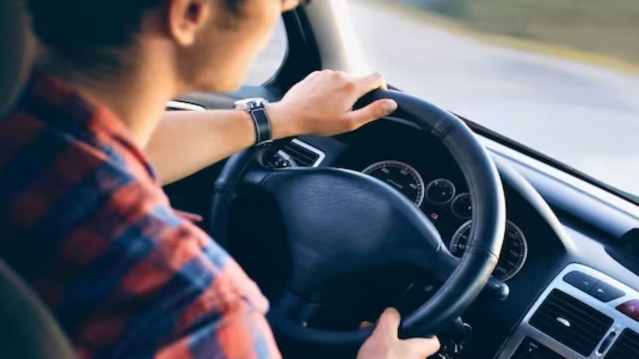 ప్రయాణానికి ముందు ఎక్కువగా తినడం మానుకోవాలి. ప్రయాణానికి కనీసం 45 నిమిషాలు లేదా ఒక గంట ముందు తేలికపాటి భోజనం తినాలి. ప్రయాణానికి ముందు వేయించిన ఆహారాలు, మద్యం, ధూమపానం మానుకోవాలి. తులసి, లవంగాలు, నిమ్మ వంటి సువాసన మూలికలు వికారం నుంచి ఉపశమనం కలిగించడంలో సహాయపడతాయి. మీకు ఏదైనా అసౌకర్యంగా అనిపిస్తే, వెంటనే వాహనం వేగాన్ని తగ్గించమని కోరండి.