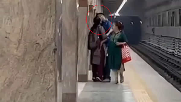 Viral Video: జనాలున్నా డోంట్ కేర్.. మెట్రో స్టేషన్లో ఘాడమైన లిప్ లాప్..