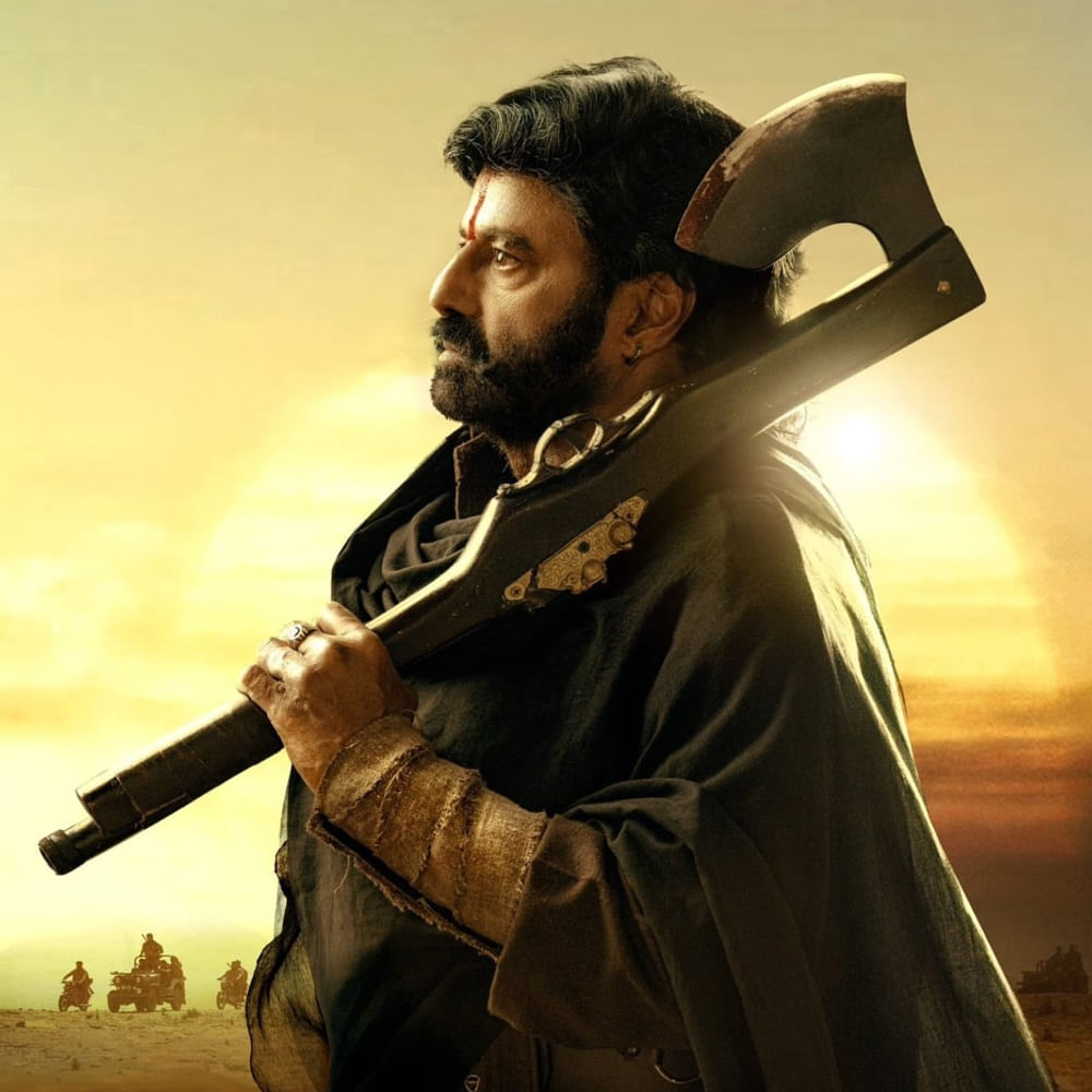 సంక్రాంతి సినిమాలకు ఇంకా 20 రోజులు కూడా టైమ్ లేదు. అందుకే ప్రమోషన్స్లో జోరు పెంచేస్తున్నారు దర్శక నిర్మాతలు. అందులో అందరికంటే రెండాకులు ఎక్కువే చదివారు బాలయ్య. డాకూ మహరాజ్ ప్రమోషన్స్ కోసం ప్రత్యేకంగా ప్లాన్ రెడీ చేసి పెట్టారు నిర్మాత నాగవంశీ. మరి ఆయన ప్లాన్ ఏంటి..? ఏం చేస్తున్నారో చూద్దాం..