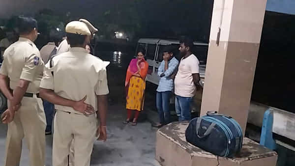 Hyderabad: చౌటుప్పల్ బస్టాండ్లో ఓ లేడి.. ఇద్దరు వ్యక్తులు.. అనుమానం వచ్చి చెక్ చేయగా..