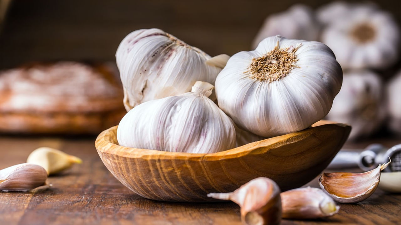 US నేషనల్ లైబ్రరీ ఆఫ్ మెడిసిన్‌లో ప్రచురించబడిన ఓ నివేదిక ప్రకారం.. చలికాలంలో పచ్చి వెల్లుల్లి తినడం వల్ల జలుబు, ఫ్లూ 63 శాతం తగ్గుతాయని వెల్లడించింది. వెల్లుల్లిలో యాంటీ ఇన్‌ఫ్లమేటరీ, యాంటీ ఆక్సిడెంట్ గుణాలు ఉన్నాయి. వెల్లుల్లిలో మెగ్నీషియం, కాల్షియం, జింక్, విటమిన్ సి, విటమిన్ ఎ, విటమిన్ బి పుష్కలంగా ఉన్నాయి. వెల్లుల్లిలోని అల్లిసిన్ రక్త ప్రసరణను పెంచడంలో కూడా సహాయపడుతుంది. 