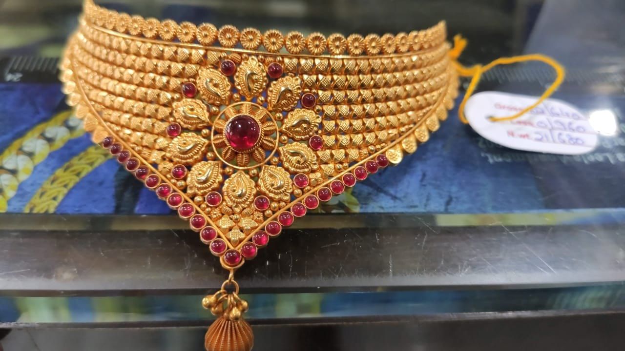 ఇలా కలలో అనేక వస్తువులు కనిపిస్తూ ఉంటాయి. ఇప్పటికే చాలా వాటికి అర్థాలు తెలసుకున్నాం. కానీ కలలో బంగారం వస్తే అర్థం ఏంటా అని చాలా మంది ఆలోచిస్తూ ఉంటారు. మరి మీకు బంగారం కలలో ఎలా కనిపిస్తే.. ఏం జరుగుతుందో ఇప్పుడు తెలుసుకుందాం.
