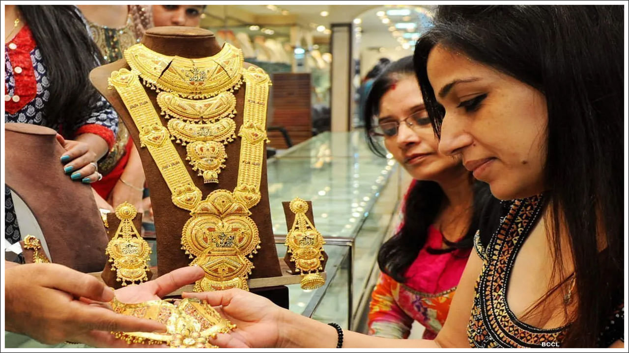 Gold Price Today: మహిళలకు బ్యాడ్ న్యూస్.. మరోసారి షాకిచ్చిన బంగారం ధర.. తులం ఎంతంటే?