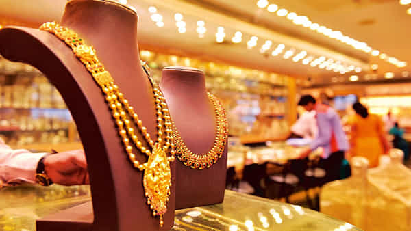 Gold Price Today: ఇదేంటబ్బా.! బంగారం ధర భారీగా తగ్గిందండోయ్.. తులం ఎంతుందంటే.?
