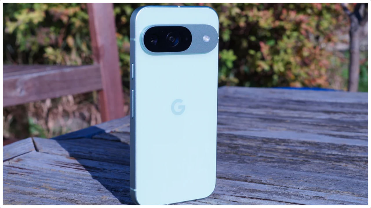 Google Pixel 9 Pro: స్మార్ట్‌ఫోన్ 6.3-అంగుళాల స్క్రీన్, 4700mAh బ్యాటరీని కలిగి ఉంటుంది. ఇది 16 GB RAM, 256 GB ఇంటర్నల్ మెమరీ ఉంటుంది. ఫోన్ Google Tensor G4 చిప్‌సెట్‌తో కూడా పనిచేస్తుంది. మిగిలిన ఫీచర్లు Google Pixel 9 Pro XL లాగానే ఉంటాయి. దీని ధర రూ.1,09,999.