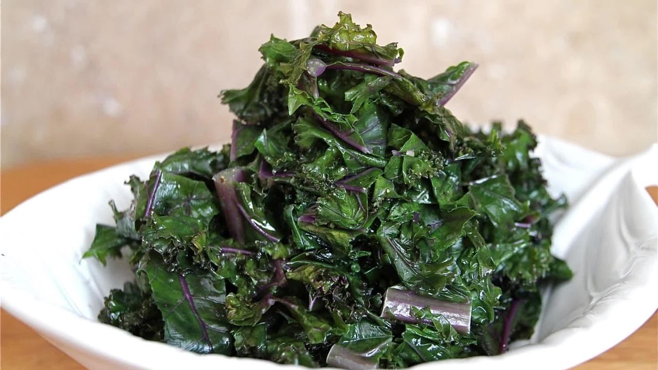 అయితే ఆకు కూరల్ని ఎలా వండాలో చాలా మందికి తెలీదు. తెలీకుండా ఎలా పడితే అలా వండటం వల్ల పోషకాలు అన్నీ పోతాయి. దీని వల్ల ఆకు కూరల్ని తిన్నా ఎలాంటి ప్రయోజనం ఉండదు. మరి ఆకు కూరల్ని ఎలా వండితే ప్రయోజనాలు అందుతాయో ఇప్పుడు చూద్దాం.
