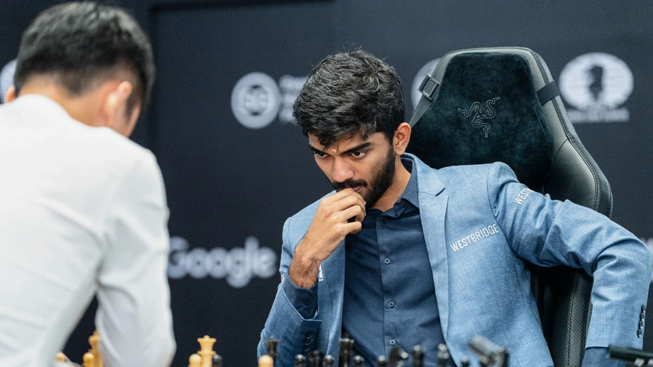 World Chess Championship 2024: సింగపూర్‌లోని రిసార్ట్స్ వరల్డ్ సెంటోసాలోని అక్వేరియస్ హోటల్‌లో 2024 ప్రపంచ చెస్ ఛాంపియన్‌షిప్ 11వ గేమ్‌లో డిఫెండింగ్ ఛాంపియన్ చైనాకు చెందిన డింగ్ లిరెన్‌ను ఓడించడం ద్వారా భారతదేశానికి చెందిన 18 ఏళ్ల గ్రాండ్‌మాస్టర్ డి గుకేశ్ టైటిల్‌కు చేరువయ్యాడు.