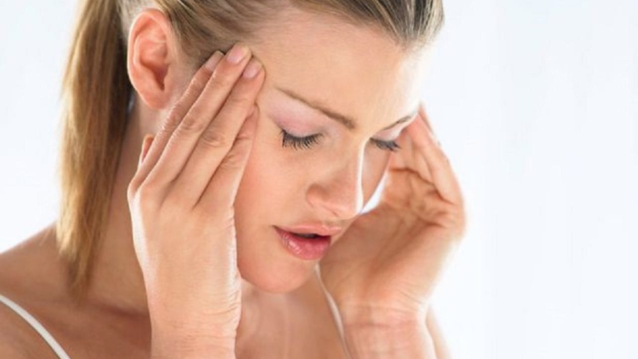 డీహైడ్రేషన్, ఆకలి, నిద్ర లేమి సమస్యలు, వర్క్ ప్రెజర్, ఆర్థిక సమస్యలు, ఒత్తిడి వంటివి అనేక కారణాల వల్ల తలనొప్పి వస్తుంది. నీళ్లు తక్కువగా తాగడం వల్ల డీహైడ్రేషన్కి గురై తలనొప్పి వస్తుంది.