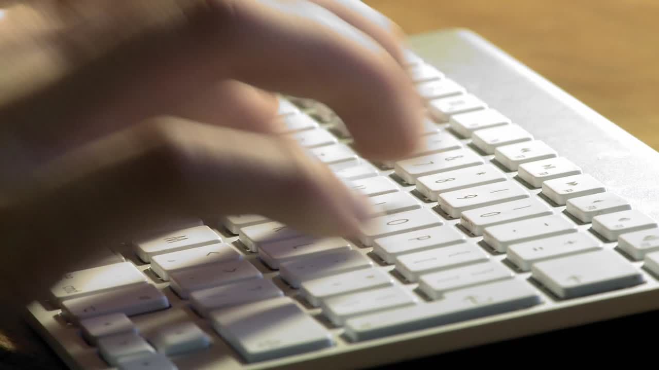 ఈ మధ్య కాలంలో వ్యాధులు ఎక్కువ అవడానికి ముఖ్య కారణం చేతులు శుభ్రంగా కడుక్కోవపోవడమే. టాయిలెట్ సీట్ కంటే.. ఎక్కువగా మీరు ఉపయోగించే కంప్యూటర్ కీబోర్డు మీదనే ఉంటాయి. కాబట్టి దీన్ని ఎప్పుడూ క్లీన్‌గా శుభ్రం చేసుకోవడం ముఖ్యం.
