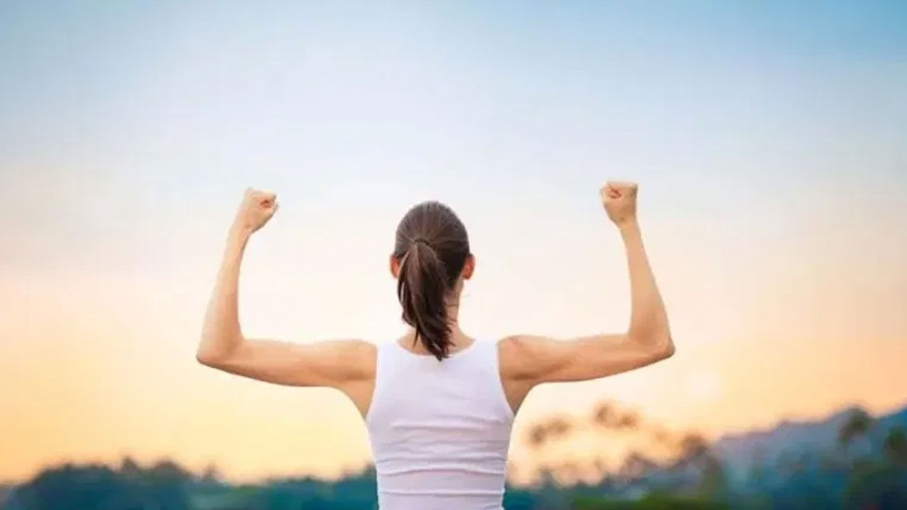 ఒకే దగ్గర కూర్చొని పనిచేస్తున్న ఉద్యోగుల్లో, ముఖ్యంగా చదువుకుంటున్న యువతలో అకస్మాత్తుగా కాళ్లు చేతులు కొద్ది క్షణాలు అకస్మాత్తుగా తిమ్మిర్లు పట్టడం, బిగపట్టుకుపోవడం వంటి ప్రాబ్లమ్స్ ఇటీవల కామన్ అయిపోయాయి. ఇది కూడా కాల్షియం లోపానికి సంకేతం అని ఆరోగ్య నిపుణులు చెబుతున్నారు. శరీరానికి తగిన కాల్షియం అందకపోవడం వల్ల నరాల బలహీనతకు దారి తీసి అక్కడ నుంచి తిమ్మిర్లు కు కారణం అవుతుంది.