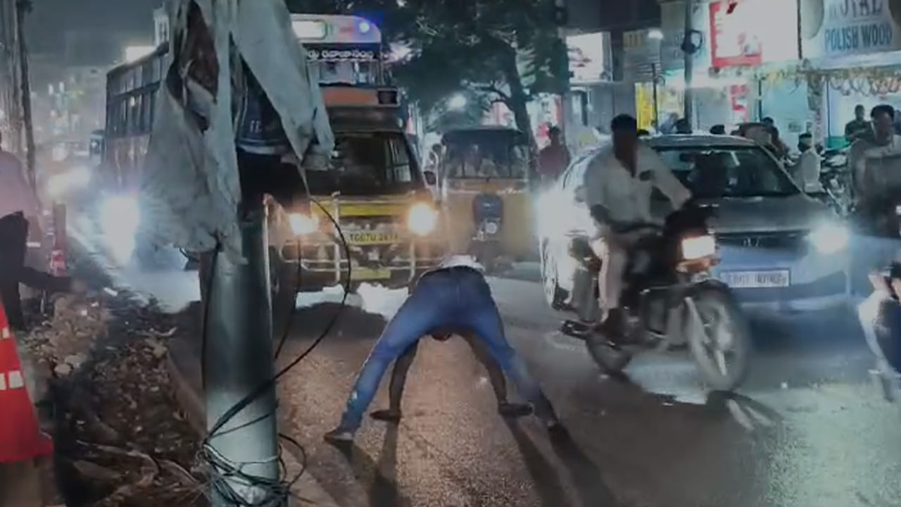 Hyderabad:ఓర్నీ మీ దుంపతెగ.. మీరెక్కడ తగిలార్రా బాబు.. నడిరోడ్డుపై మందుబాబు వీరంగం
