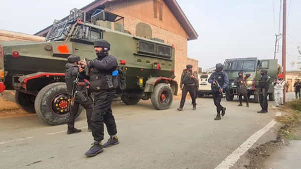 Jammu Kashmir Encounter: కాల్పులతో దద్దరిల్లిన జమ్ముకశ్మీర్.. ఐదుగురు ఉగ్రవాదుల హతం..