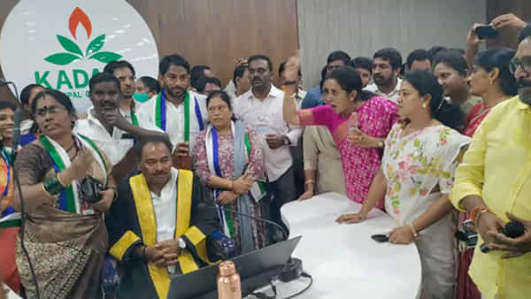 Kadapa: కడప సర్వసభ్య సమావేశంలో దుమ్ముదుమారం.. మేయర్ వర్సెస్ ఎమ్మెల్యే
