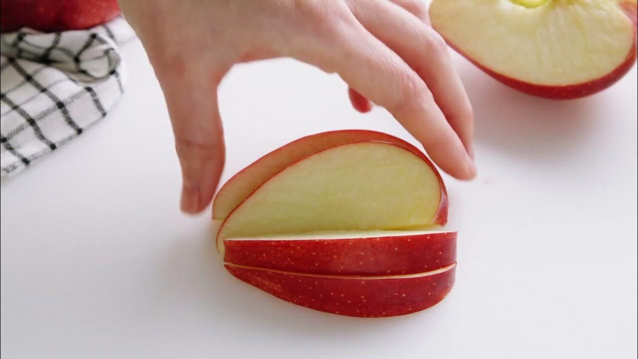 ముందుగా ఒక బౌల్ నిండా నీటిని తీసుకోవాలి. అందులో కొద్దిగా ఉప్పు వేసి ఉంచాలి. ఇప్పుడు కట్ చేసిన యాపిల్ ముక్కలు అందులో ఉంచాలి. ఇలా ఓ ఐదు నిమిషాల పాటు ముక్కల్ని ఉంచాలి. ఆ తర్వాత వీటిని తీసి బాక్సులో పెట్టాలి. ఇలా చేస్తే యాపిల్ ముక్కలు త్వరగా రంగు మారవు.
