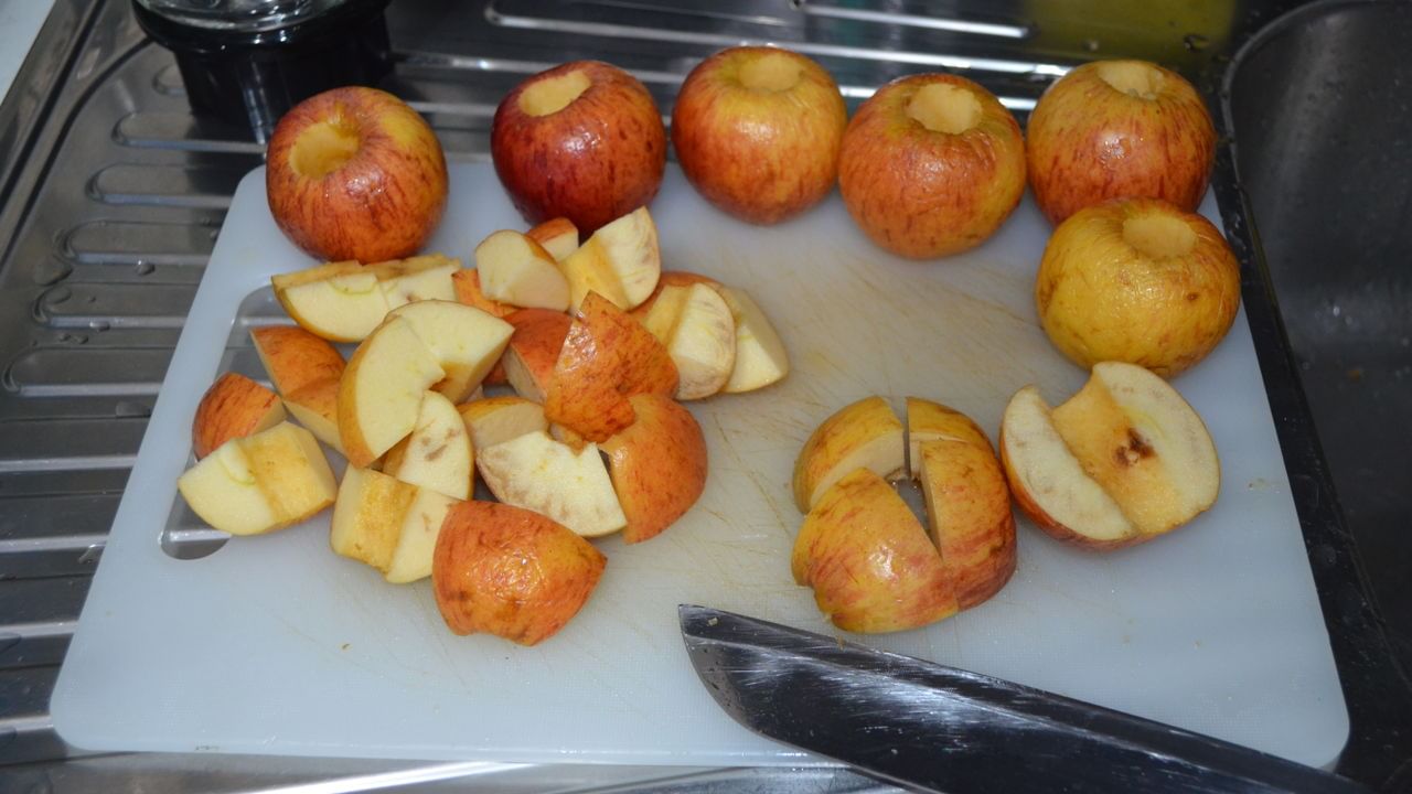 అదే విధంగా ఒక కప్పు నీటిని తీసుకుని అందులో కొద్దిగా తేనె వేసి కలపాలి. ఇందులో యాపిల్ ముక్కలను కొద్ది సేపు ఉంచి తీసేయాలి. ఆ తర్వాత లంచ్ బాక్సులో పెడితే.. రంగు మారకుండా తాజాగా ఉంటాయి.
