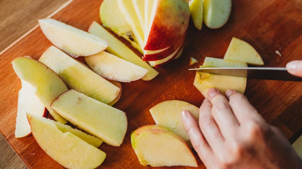 అయితే యాపిల్‌తో ఉండే సమస్య ఏంటంటే.. కట్ చేసిన తర్వాత నల్లగా రంగు మారిపోతుంది. దీంతో యాపిల్ తినాలనిపించదు. అప్పటికప్పుడు కట్ చేసి తినడానికి మాత్రమే వీలు ఉంటుంది. దీంతో యాపిల్ తినేందుకు పెద్దగా ఇష్ట పడరు.
