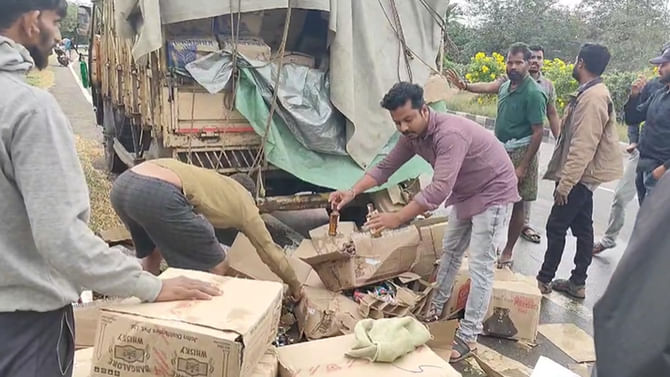 బోల్తా పడిన మద్యం బాటిళ్ల వాహనం.. ఆ తర్వాత ఏం జరిగిందంటే?