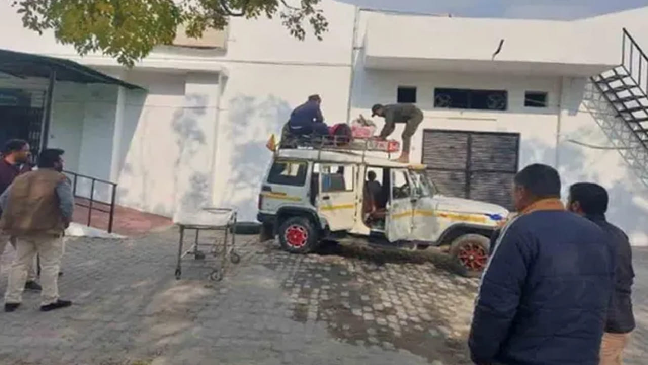 అంబులెన్స్కు డబ్బులు చెల్లించలేక యువకుడి మృతదేహాన్ని.. ఎంత దారుణంగా తరలించారో తెలిస్తే..