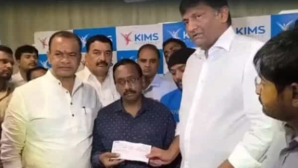 Pushpa 2: శ్రీతేజ్ను పరామర్శించిన పుష్ప 2 నిర్మాతలు.. రేవతి కుటుంబానికి ఆర్థిక సాయం