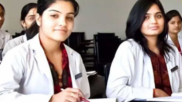 NEET Success Story: నేటి తరానికి స్పూర్తి కృతి.. బస్టాప్లు, రైల్వే ప్లాట్ఫారమ్లో చదివి నీట్ ని క్లియర్ చేసిన యువతి..