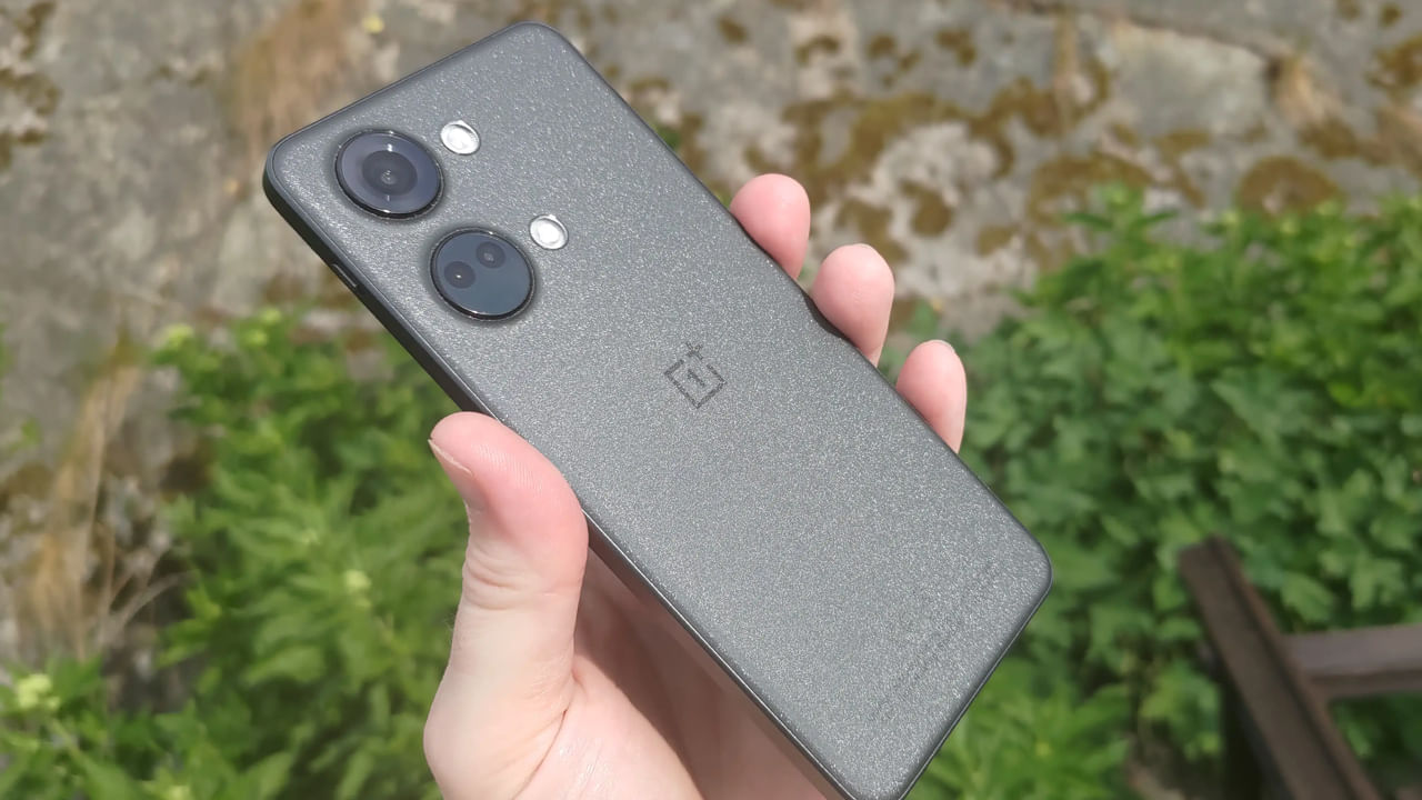 Oneplus nord 3: రూ. 25వేలలో అందుబాటులో ఉన్న బెస్ట్ ఫోన్స్‌లో వన్‌ప్లస్‌ నార్డ్‌ 3 ఒకటి. ఈ ఫోన్‌ 8 జీబీ ర్యామ్‌, 128 జీబీ స్టోరేజ్‌ వేరియంట్‌ ధర రూ. 21,065గా నిర్ణయించారు. ఈ ఫోన్‌లో 6.74 ఇంచెస్‌తో కూడిన డిస్‌ప్లేను అందించారు. 1240x2772 రిజల్యూషన్ పిక్సెల్స్ ఈ ఫోన్‌ సొంతం. ఈ ఫోన్‌ ఆక్టా కోర్‌ మీడియాటెక్‌ డైమెన్షన్‌ 9000 ప్రాసెసర్‌తో పనిచేస్తుంది. 