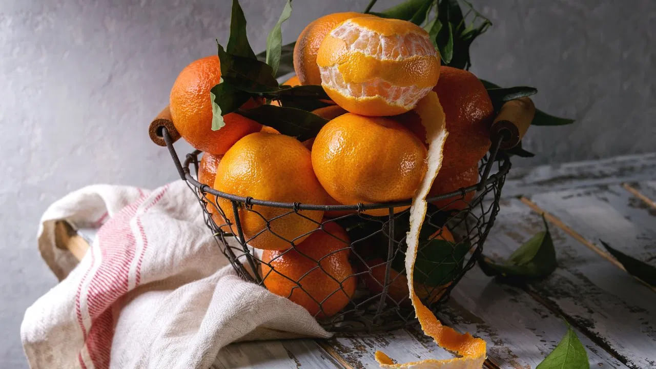 నారింజ పండ్లను ఒక నెల పాటు క్రమం తప్పకుండా తినడం వల్ల అనేక వ్యాధులను అదుపులో ఉంటాయి. ప్రతిరోజూ ఒక నారింజ పండు తినడం ద్వారా జలుబు, దగ్గు, వైరల్ ఇన్ఫెక్షన్ల నుంచి మిమ్మల్ని మీరు రక్షించుకోవచ్చు.