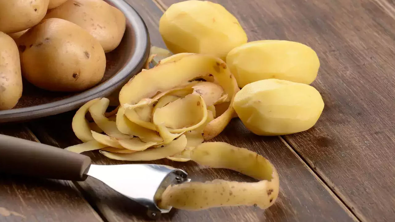 బంగాళదుంపలను వివిధ వంటల తయారీలో ఉపయోగిస్తాం. కానీ మనం బంగాళాదుంప తొక్కను పనికిరానిదిగా విసిరివేస్తాం. ఇందులో విటమిన్లు, ఎంజైమ్‌లు పుష్కలంగా ఉంటాయి. ఇవి కంటి ఆరోగ్యాన్ని కాపాడుకోవడంలో ముఖ్యమైన పాత్ర పోషిస్తాయి. బంగాళాదుంప తొక్కను 10 నిమిషాలు రిఫ్రిజిరేటర్‌లో ఉంచి, చల్లబడిన తర్వాత కళ్ల చుట్టూ అప్లై చేసి, పదిహేను నిమిషాల తర్వాత చల్లని నీటితో కళ్లను కడగాలి. ఇలా చేయడం వల్ల కళ్ల చుట్టూ నల్లటి వలయాలు తొలగిపోతాయి