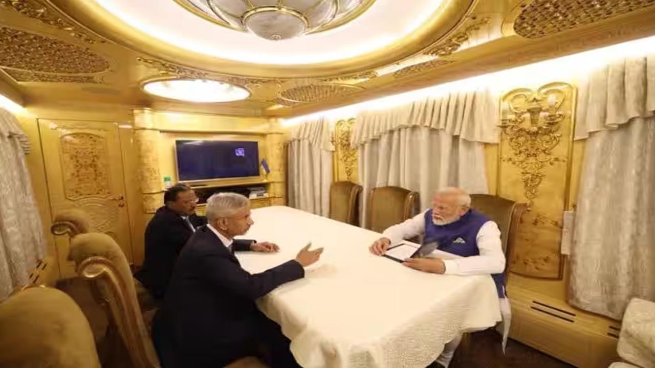 Pm Modi In Train