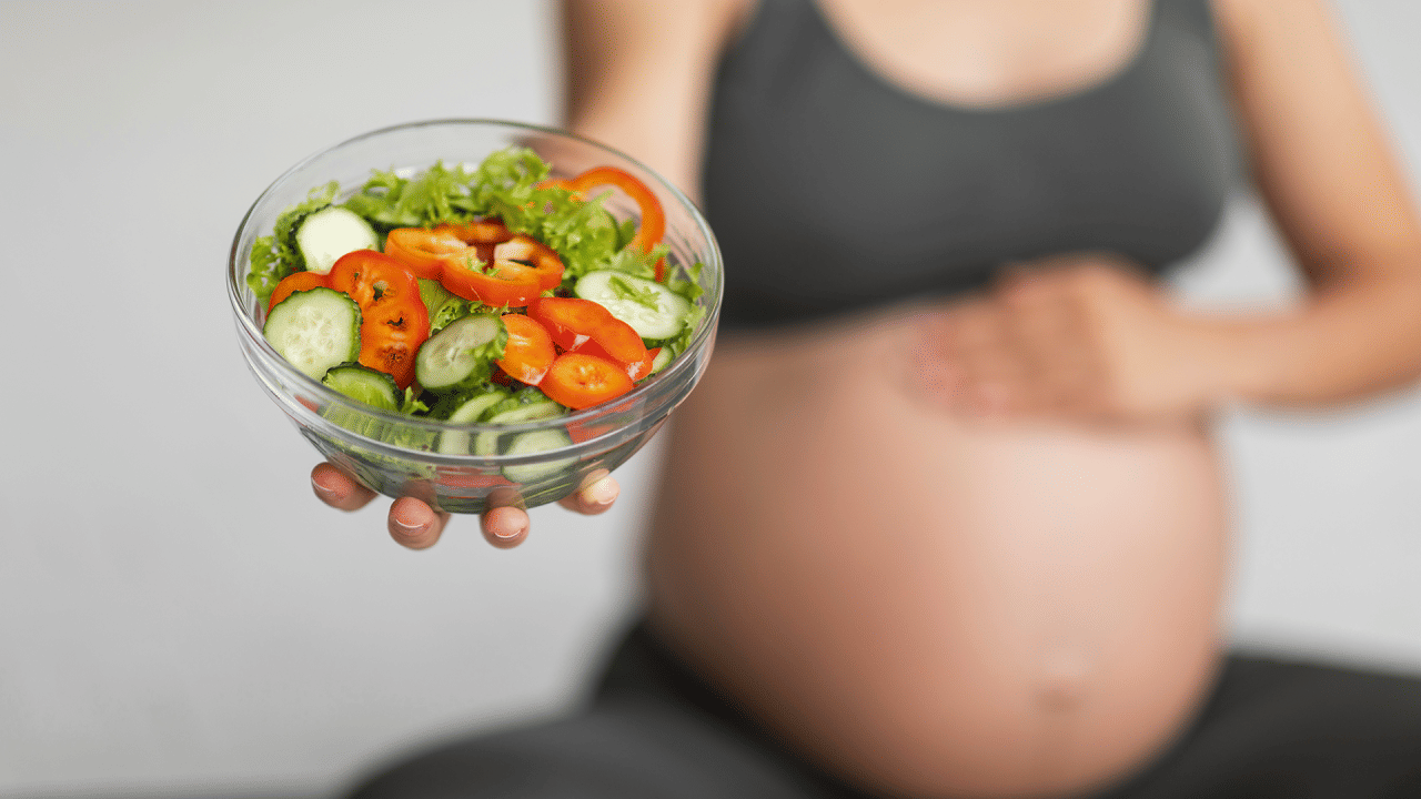 గర్భిణీలు ఈ సీజన్‌లో ఆరోగ్యంగా ఉండాలంటే పాలకూర కూడా తీసుకుంటూ ఉండాలి. ఇతర కూరల కంటే పాలకూర తీసుకోవడం చాలా మంచిది. ఇందులో ఐరన్ శాతం, ఫోలెట్, యాంటీ ఆక్సిడెంట్లు ఎక్కువగా ఉంటాయి. రక్త కణాల నిర్మాణంలో ఇది ఎంతో హెల్ప్ చేస్తుంది.
