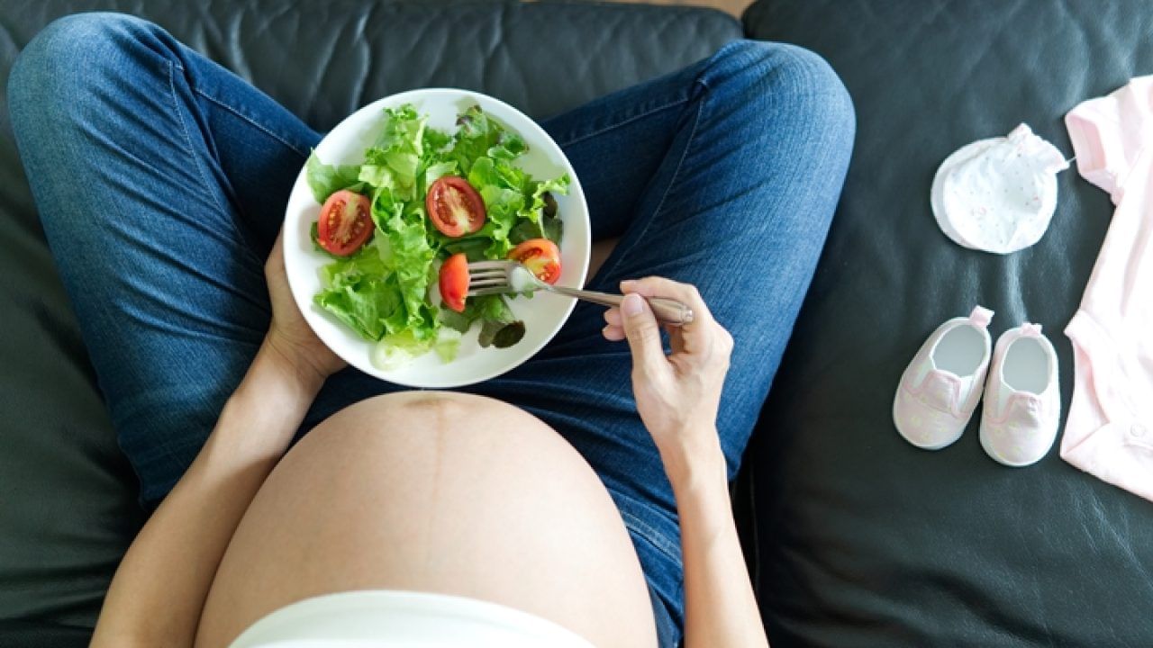 ప్రెగ్నెంట్ లేడీస్ సాధారణంగానే చేపలు కూడా ఎక్కువగా తీసుకుంటూ ఉండాలి. అందులోనూ చలి కాలంలో తీసుకుంటే మరింత మంచిది. చేపలు తినడం వల్ల శిశువు బ్రెయిన్ అనేది బాగా డెవలప్ అవుతుంది. అంతే కాకుండా శిశువు బ్రెయిన్ యాక్టీవ్‌గా పని చేస్తుంది. సాల్మన్, ట్యూనా వంటి చేపలు తింటే బెటర్.
