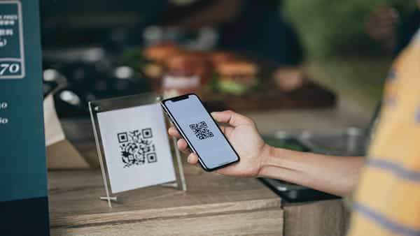QR Code Scam: క్యూఆర్ కోడ్ స్కాన్ చేస్తే రూ.2.30 లక్షలు హాంఫట్.. పోలీసుకే టోకరా వేసిన కేటుగాళ్లు