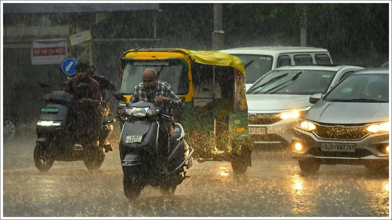 ఫెంచల్ తుఫాను చెన్నై తీరం దాటే అవకాశం ఉందని, చెన్నైకి రెడ్ అలర్ట్ ప్రకటించారు. అయితే తుపాను మరో వైపు వెళ్లడంతో చెన్నైకి ఇచ్చిన రెడ్ అలర్ట్ ను ఉపసంహరించుకున్నారు. 