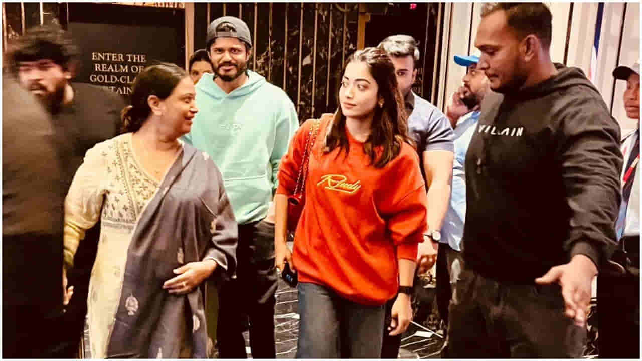 Pushpa 2: శ్రీవల్లి హింట్ ఇచ్చిందా..! విజయ్ దేవరకొండ ఫ్యామిలీతో పుష్ప 2 చూసిన రష్మిక..